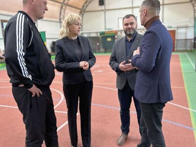 Trener Kamil Wiśniewski, dyrektor Mirosława Turczyn, wójt Radosław Nowakowski, radny powiatowy - Mariusz Małysz. 