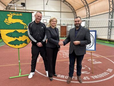 Trener Kamil Wiśniewski, dyrektor Mirosława Turczyn, wójt Radosław Nowakowski.