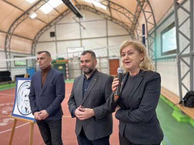 Radny powiatowy - Mariusz Małysz, dyrektor Mirosława Turczyn, wójt Radosław Nowakowski.
