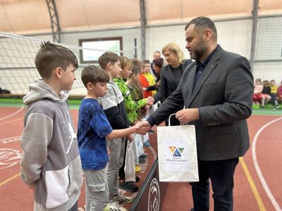 Wójt Radosław Nowakowski wręcza nagrody. 