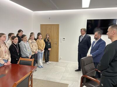 Złote medalistki z Malechowa w gabinecie u wójta Radosława Nowakowskiego. 