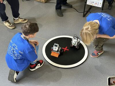 Dwóch chłopców podczas bitwy robotów.