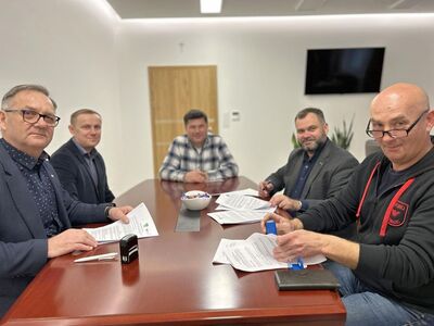 Podpisanie umowy dotyczącej inwestycji w Kosierzewie: reprezentanci inwestora i Urzędu z wójtem Radosławem Nowakowskim na czele. 