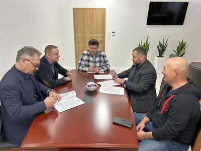Podpisanie umowy dotyczącej inwestycji w Kosierzewie: reprezentanci inwestora i Urzędu z wójtem Radosławem Nowakowskim na czele. 