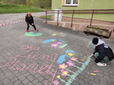 Dzieci z PWD Kosierzewo kolorują kredami.