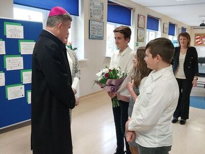 Powitanie Biskupa przez uczniów szkoły.
