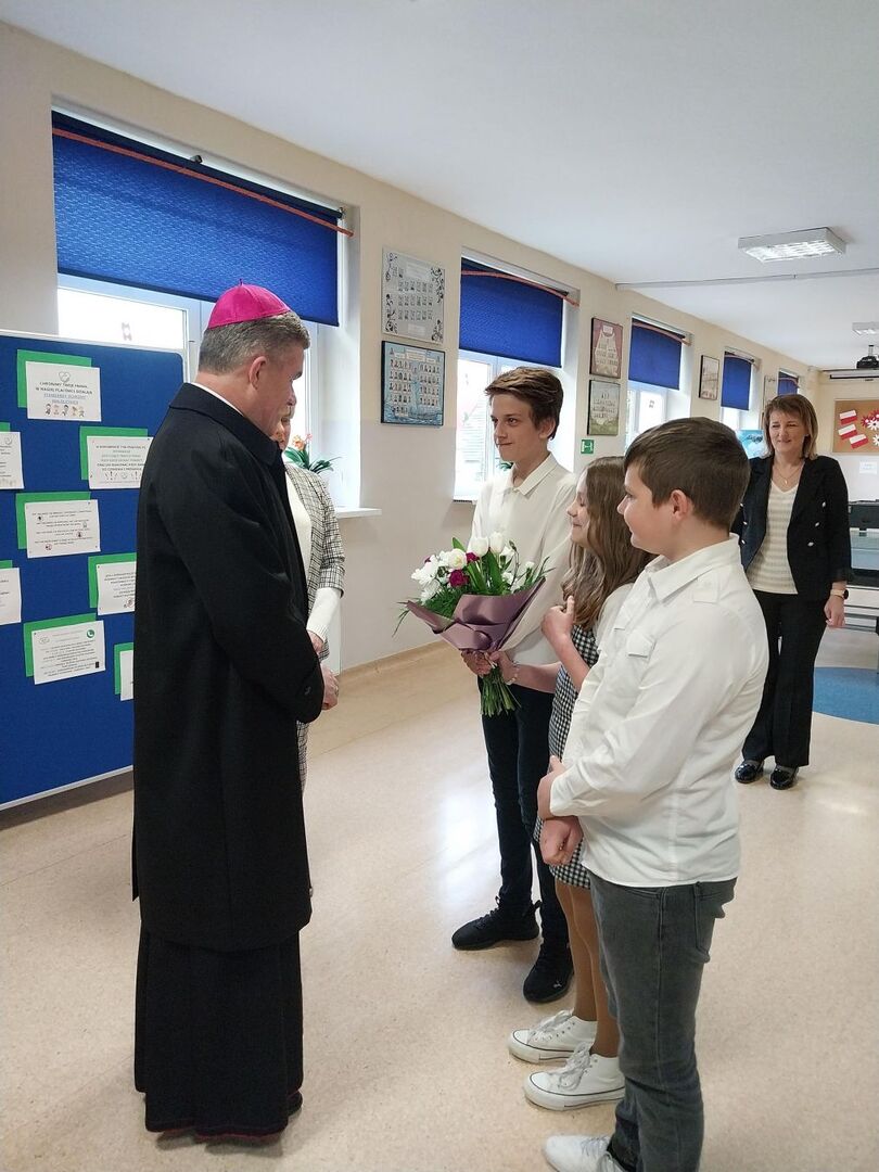 Powitanie Biskupa przez uczniów szkoły.