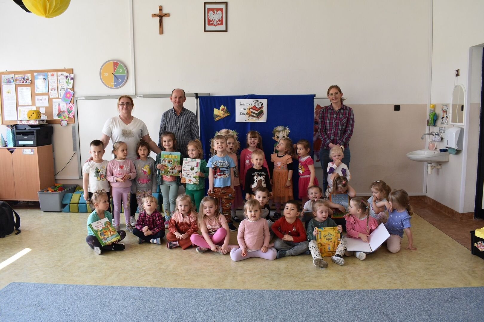 Zdjęcie grupowe - lekcja biblioteczna z przedszkolakami.