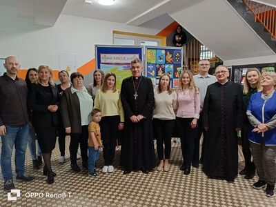 Pamiątkowe zdjęcie z pracownikami szkoły.