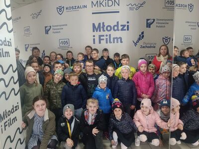 Zdjęcie grupowe na ściance.