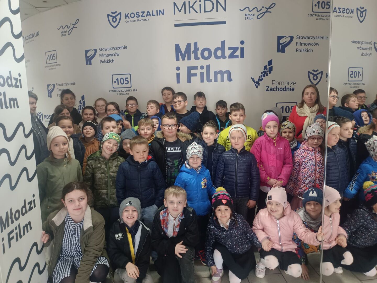 Zdjęcie grupowe na ściance.