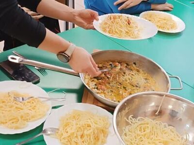 Gotowe spaghetti z krewetkami w sosie maślano-czosnkowym.