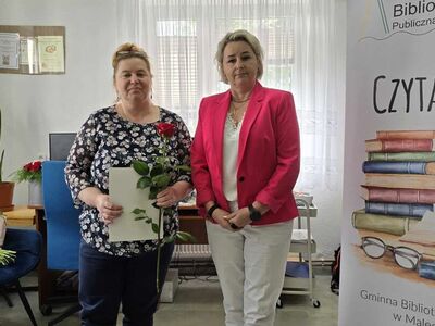 Pamiątkowe zdjęcie dyrektor biblioteki wraz z pracownikiem.