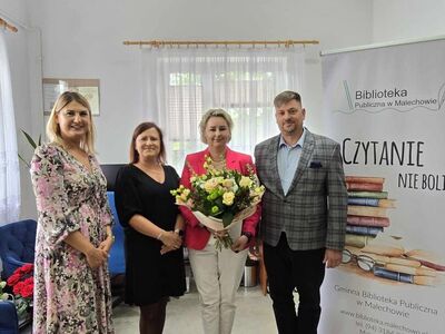 Od lewej: Zastępca Wójta, kierownik Referatu Oświaty i Sportu, dyrektor Gminnej Biblioteki Publicznej, Wójt Gminy.