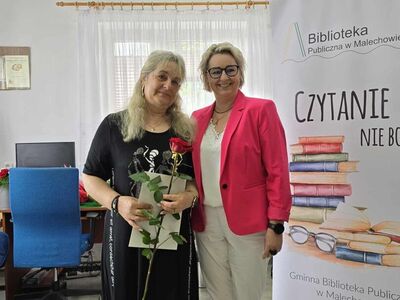 Pamiątkowe zdjęcie dyrektor biblioteki wraz z pracownikiem.