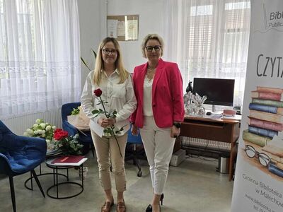 Pamiątkowe zdjęcie dyrektor biblioteki wraz z pracownikiem.
