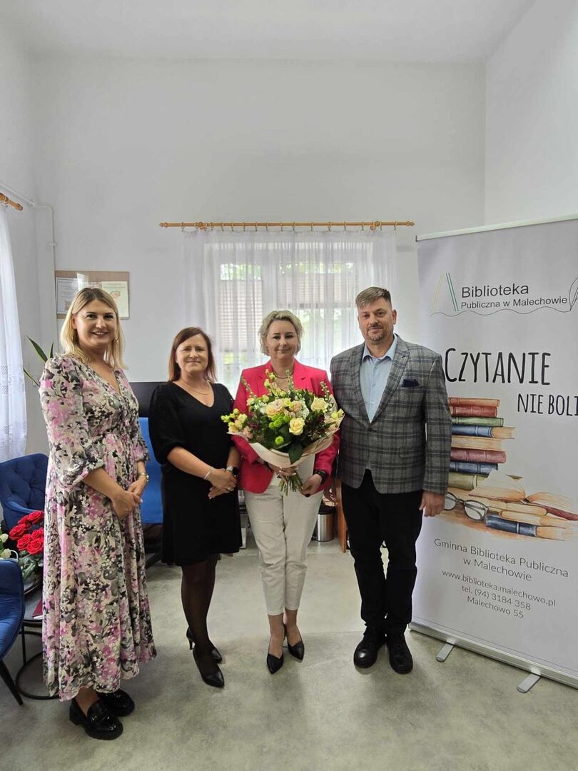 Od lewej: Zastępca Wójta, kierownik Referatu Oświaty i Sportu, dyrektor Gminnej Biblioteki Publicznej, Wójt Gminy.