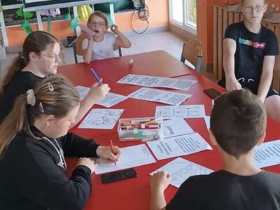 Dzieci wykonują prace plastyczne.
