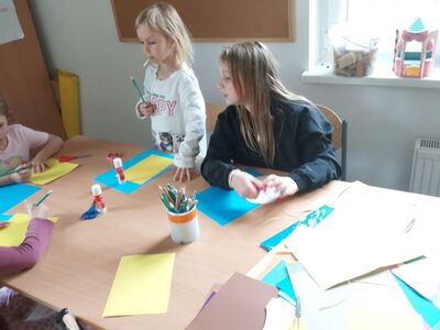 Dzieci w trakcie wykonywania prac plastycznych.