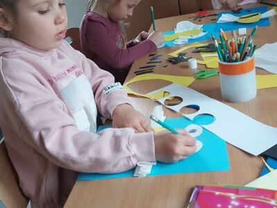 Dzieci w trakcie wykonywania prac plastycznych.