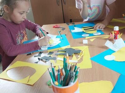 Dzieci w trakcie wykonywania prac plastycznych.