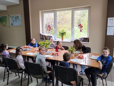 Dzieci degustują babeczki.