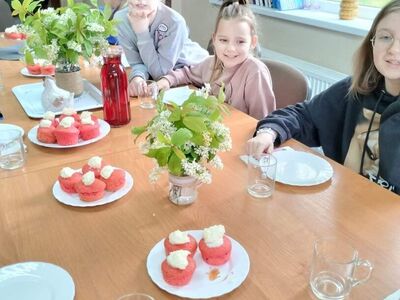 Dzieci degustują babeczki.