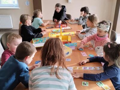 Wychowankowie grają w gry planszowe.
