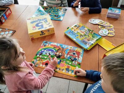 Wychowankowie grają w gry planszowe.