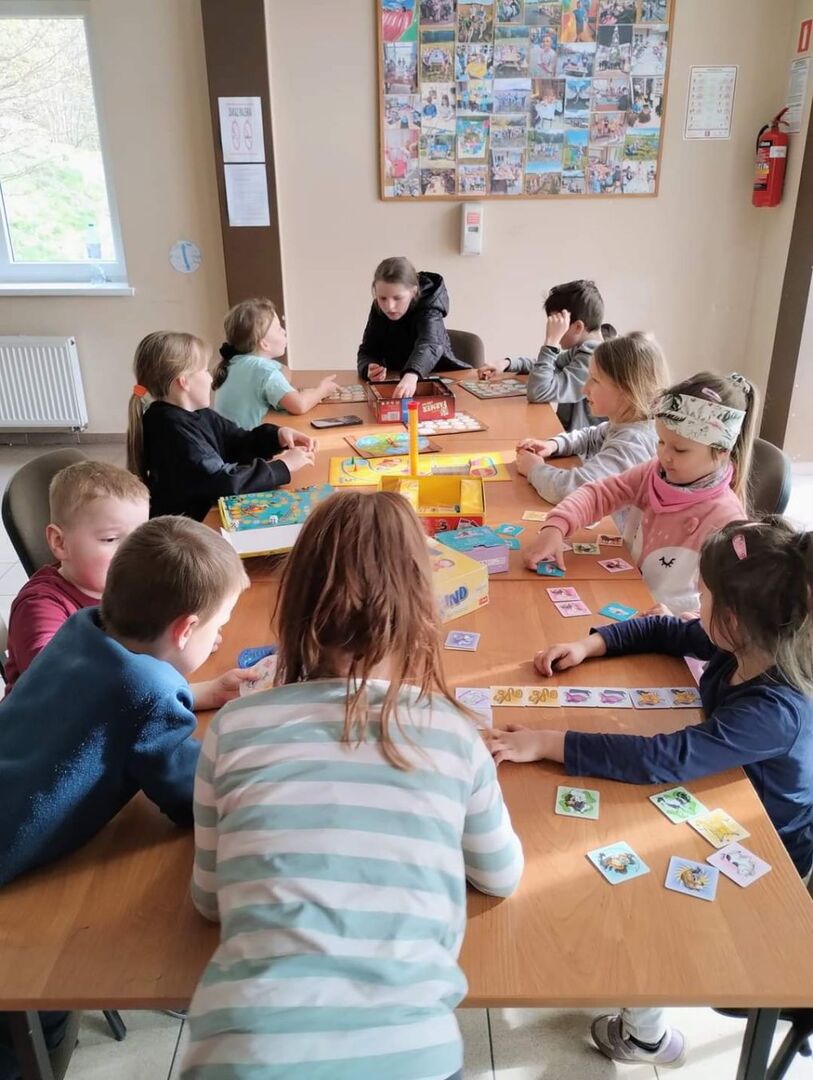 Wychowankowie grają w gry planszowe.