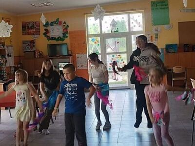Dzieci tańczą zumbę.