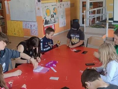 Dzieci wykonują bransoletki dla najbliższych. 