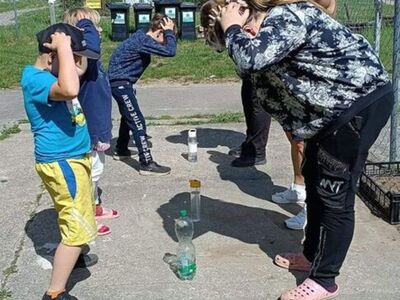 Dzieci ćwiczą zręczność i refleks podczas zabaw. 