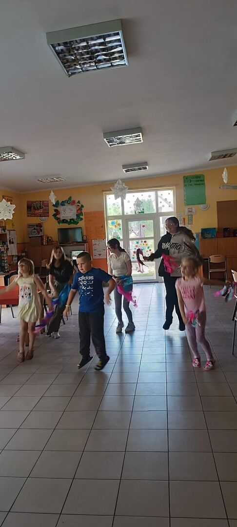 Dzieci tańczą zumbę.