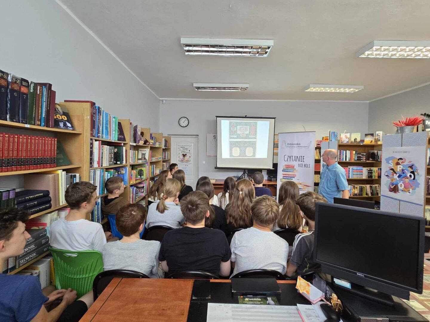 Uczniowie podczas lekcji bibliotecznej.