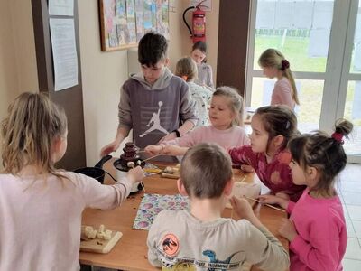 Dzieci przygotowujące czekoladowe fondue.