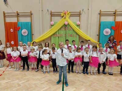 Rozpoczęcie uroczystości Dnia Rodzica przez ucznia klasy trzeciej.