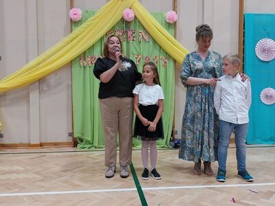 Pani dyrektor podczas podziękowania i życzeń skierowanych do Rodziców i Nauczycieli