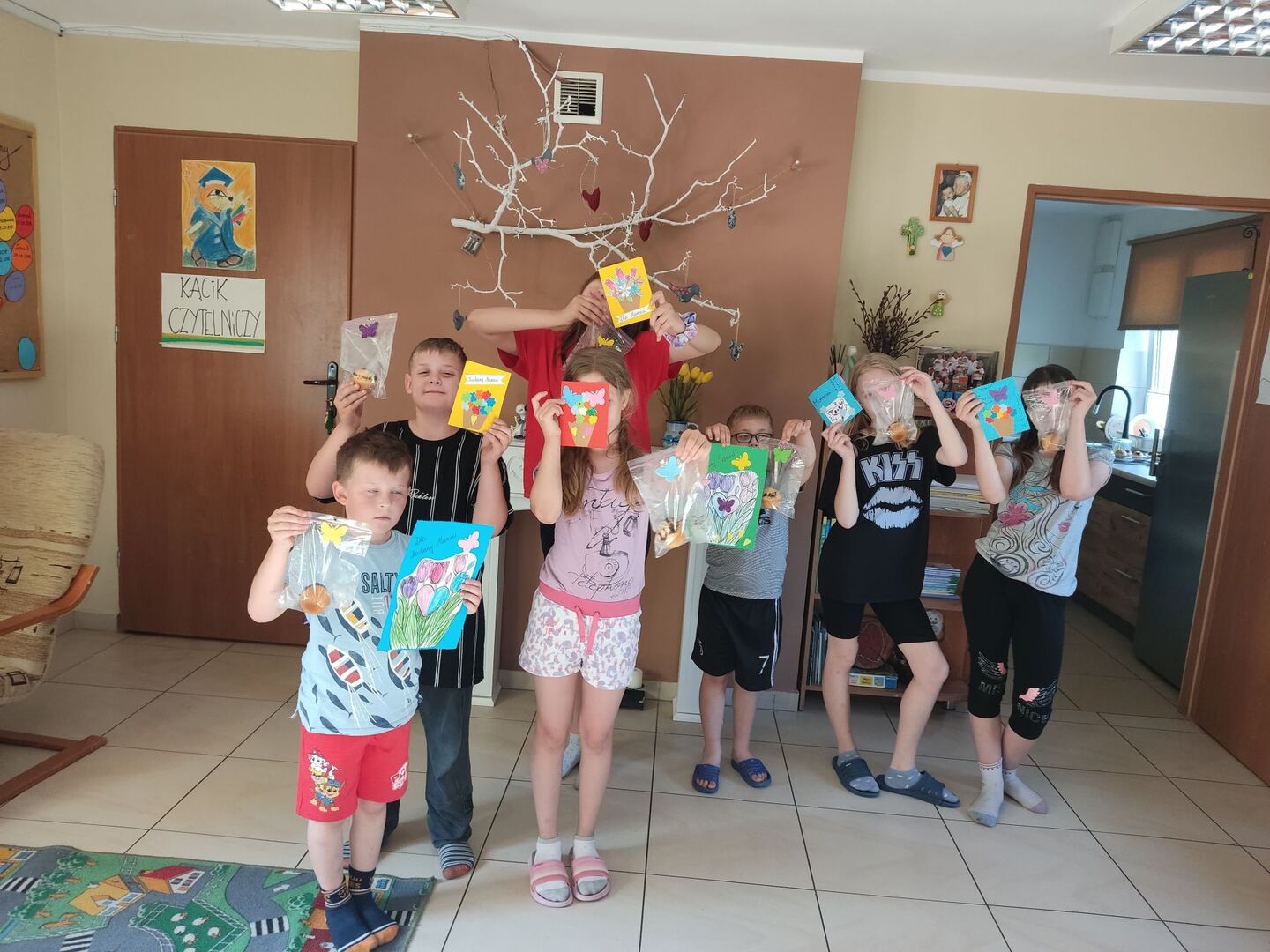 Dzieci prezentują laurki oraz prezenty dla mam.