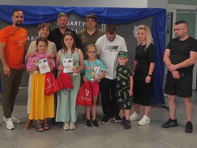 Pamiątkowe zdjęcie nagrodzonych zawodników z organizatorami turnieju.