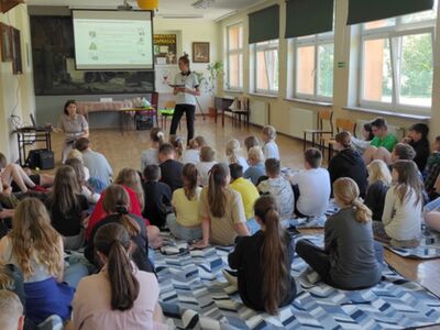Pracownica Banku Spółdzielczego podczas pogadanki z uczniami Zespołu Szkół w Ostrowcu.