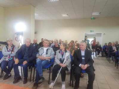 Uczestnicy zebrania wiejskiego.