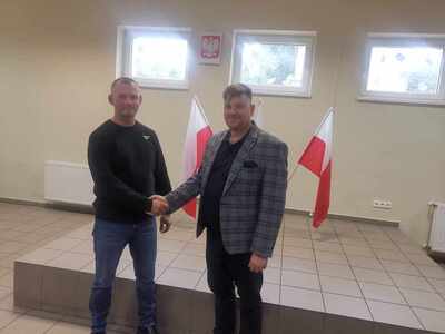 Wójt gminy z nowo wybranym sołtysem.