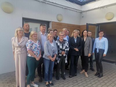 Wójt Gminy Malechowo z Radą Sołecką przed budynkiem świetlicy w Ostrowcu.