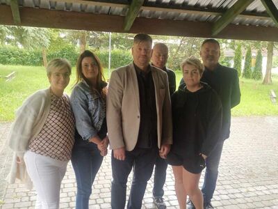 Wójt gminy z nowo wybraną radą sołecką oraz sołtysem Podgórek.
