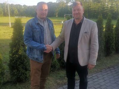 Wójt gminy z nowo wybranym sołtysem Żegocina.