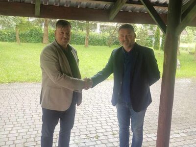 Wójt gminy z nowo wybranym sołtysem Podgórek.