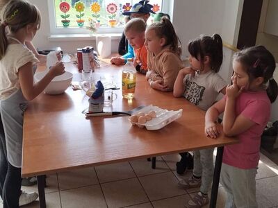 Dzieci przygotowują gofry.