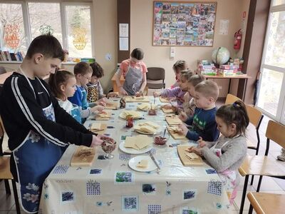 Dzieci przygotowują wafelkowe przekładańce.