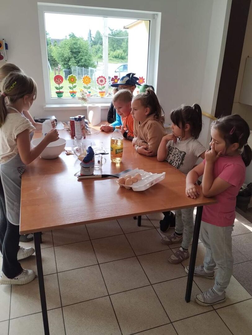 Dzieci przygotowują gofry.